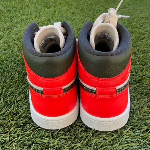 Air Jordan 1 Mid SE - Picture 3 of 5